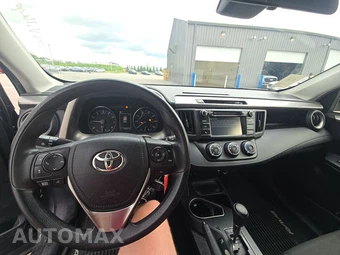 2017 Toyota RAV4 LE – miniatura 11