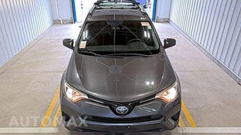 2017 Toyota RAV4 LE – miniatura 2