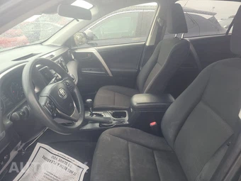 2017 Toyota RAV4 LE – miniatura 7