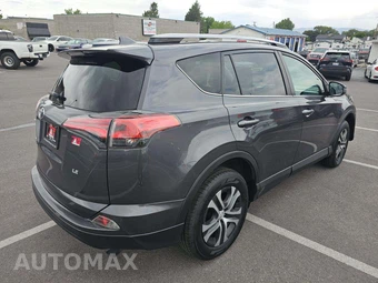 2017 Toyota RAV4 LE - miniatura 3