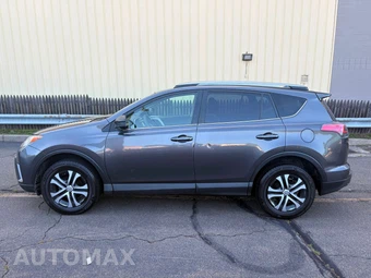 2017 Toyota RAV4 LE - miniatura 3
