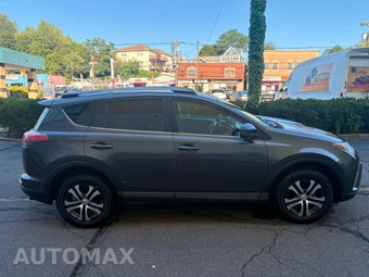 2017 Toyota RAV4 LE - miniatura 8