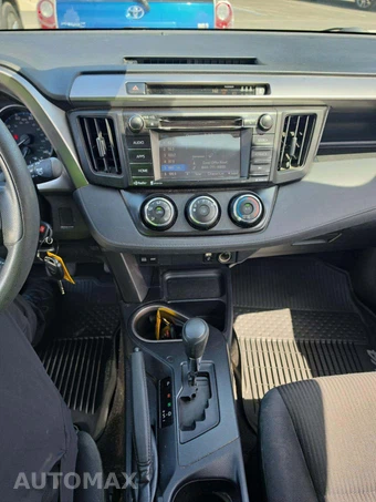 2017 Toyota RAV4 LE – miniatura 10