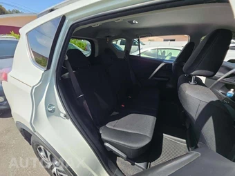 2017 Toyota RAV4 LE – miniatura 16