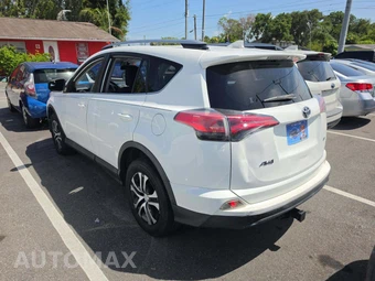 2017 Toyota RAV4 LE – miniatura 2