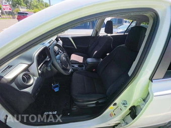 2017 Toyota RAV4 LE – miniatura 6