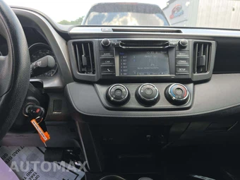 2017 Toyota RAV4 LE - miniatura 10
