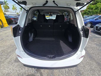 2017 Toyota RAV4 LE – miniatura 11