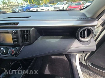 2017 Toyota RAV4 LE – miniatura 16