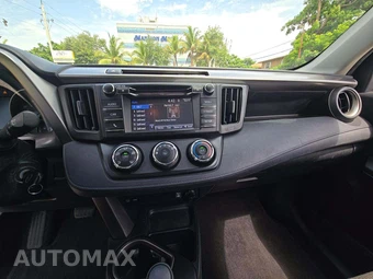 2017 Toyota RAV4 LE – miniatura 7