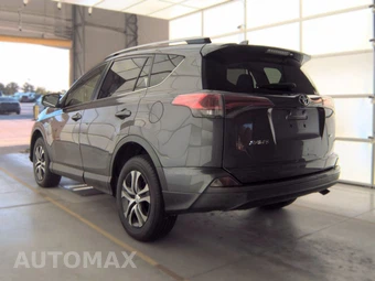 2017 Toyota RAV4 LE – miniatura 6