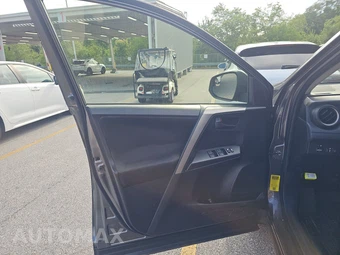 2017 Toyota RAV4 LE – miniatura 9