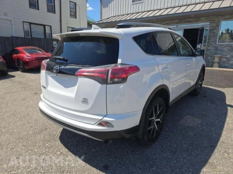 2017 Toyota RAV4 SE - miniatura 3