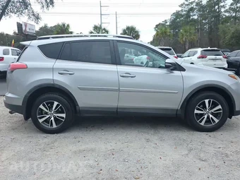 2017 Toyota RAV4 XLE – miniatura 5
