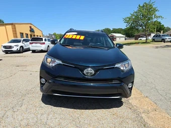 2017 Toyota RAV4 XLE – miniatura 2