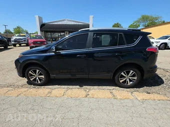 2017 Toyota RAV4 XLE – miniatura 3