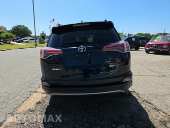 2017 Toyota RAV4 XLE – miniatura 4