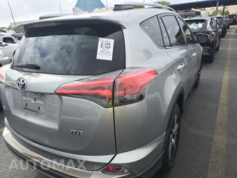 2017 Toyota RAV4 XLE – miniatura 4