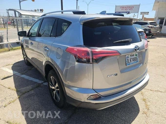 2017 Toyota RAV4 XLE – miniatura 2