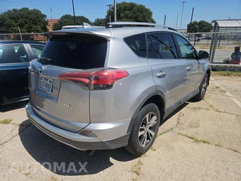 2017 Toyota RAV4 XLE – miniatura 3