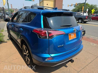 2017 Toyota RAV4 XLE – miniatura 2