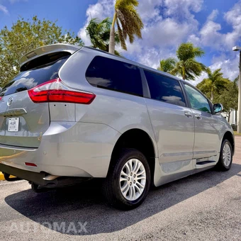 2017 Toyota Sienna 119.3" WB - miniatura 10