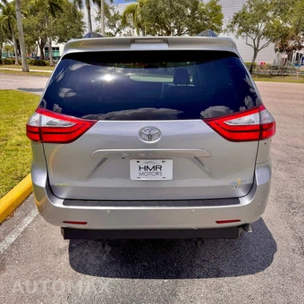2017 Toyota Sienna 119.3" WB - miniatura 11