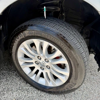 2017 Toyota Sienna 119.3" WB - miniatura 119