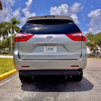 2017 Toyota Sienna 119.3" WB - miniatura 12