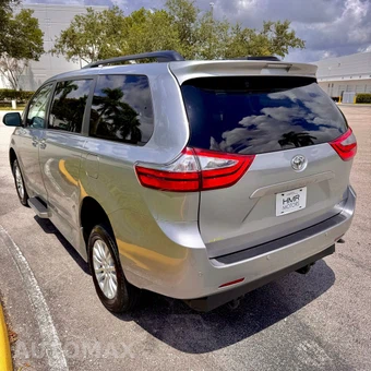 2017 Toyota Sienna 119.3" WB - miniatura 13