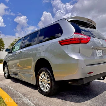 2017 Toyota Sienna 119.3" WB - miniatura 14