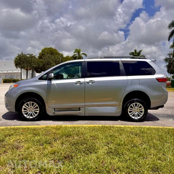 2017 Toyota Sienna 119.3" WB - miniatura 15