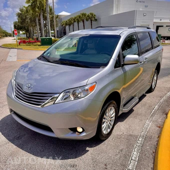 2017 Toyota Sienna 119.3" WB - miniatura 16