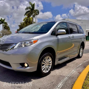 2017 Toyota Sienna 119.3" WB - miniatura 17