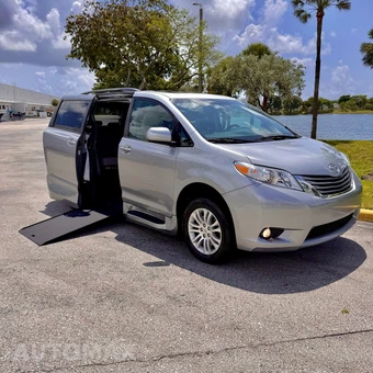 2017 Toyota Sienna 119.3" WB - miniatura 2