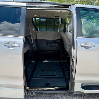 2017 Toyota Sienna 119.3" WB - miniatura 20