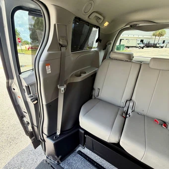2017 Toyota Sienna 119.3" WB - miniatura 23