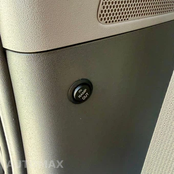 2017 Toyota Sienna 119.3" WB - miniatura 24