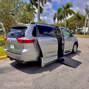 2017 Toyota Sienna 119.3" WB - miniatura 3