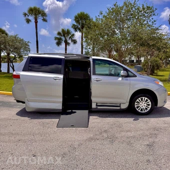2017 Toyota Sienna 119.3" WB - miniatura 4
