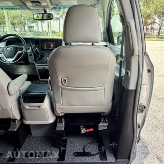 2017 Toyota Sienna 119.3" WB - miniatura 40