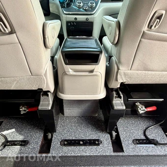 2017 Toyota Sienna 119.3" WB - miniatura 42