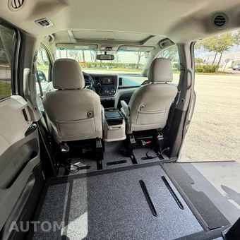 2017 Toyota Sienna 119.3" WB - miniatura 43