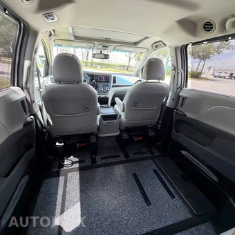 2017 Toyota Sienna 119.3" WB - miniatura 44
