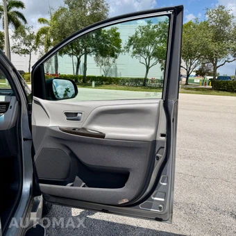 2017 Toyota Sienna 119.3" WB - miniatura 45