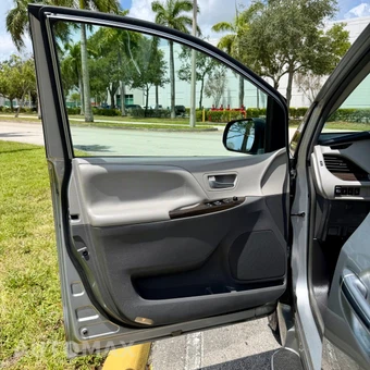 2017 Toyota Sienna 119.3" WB - miniatura 49