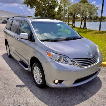2017 Toyota Sienna 119.3" WB - miniatura 6