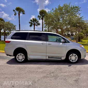 2017 Toyota Sienna 119.3" WB - miniatura 8