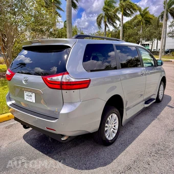 2017 Toyota Sienna 119.3" WB - miniatura 9