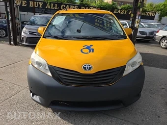 2017 Toyota Sienna L 7-Passenger 119.3" WB - miniatura 2